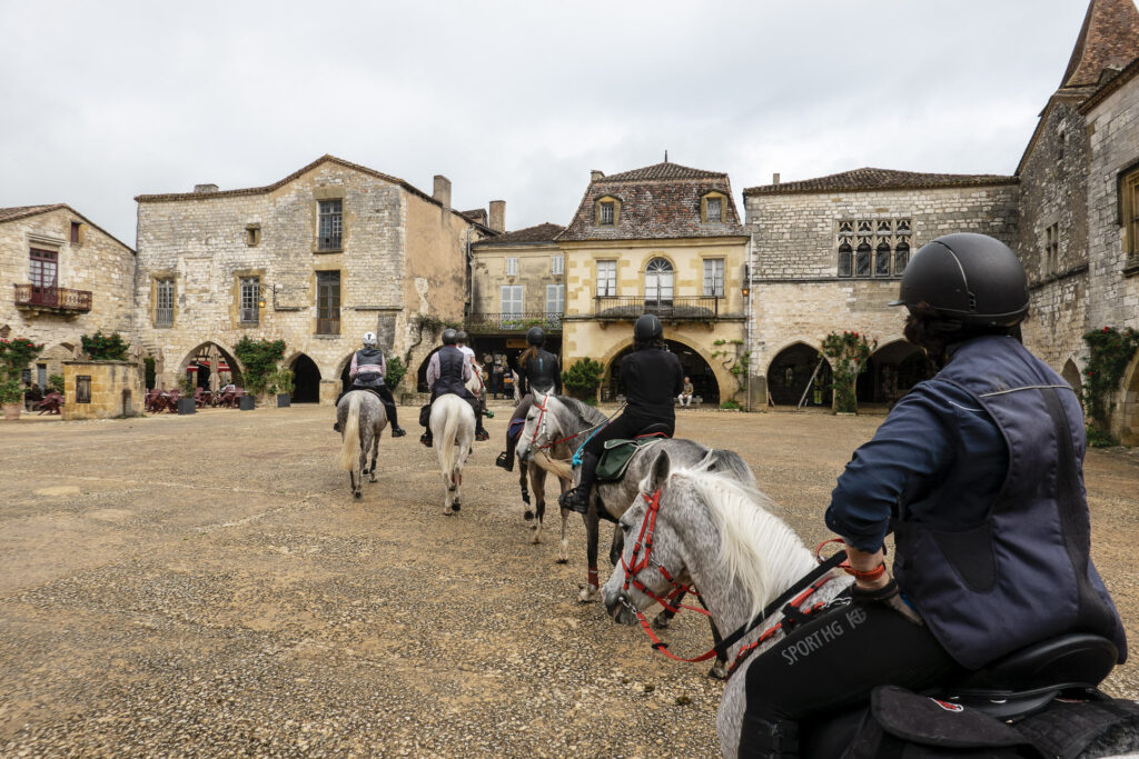 Tourisme équestre école d'endurance : photo d'une ballade en ville